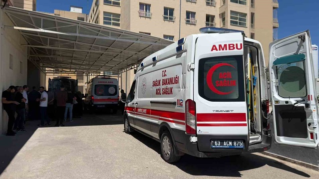 Siverek'te traktör altında kalan 2 yaşındaki çocuğu kurtarmaya çalışan amcası da yaralandı