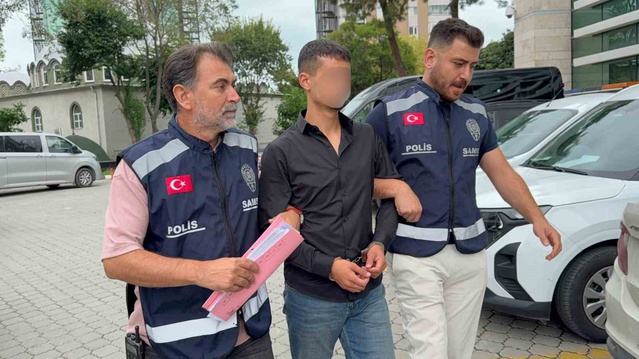 Samsun Atakum'da durdurulan 21 yaşındaki şahsın üzerinden ruhsatsız tabanca çıktı