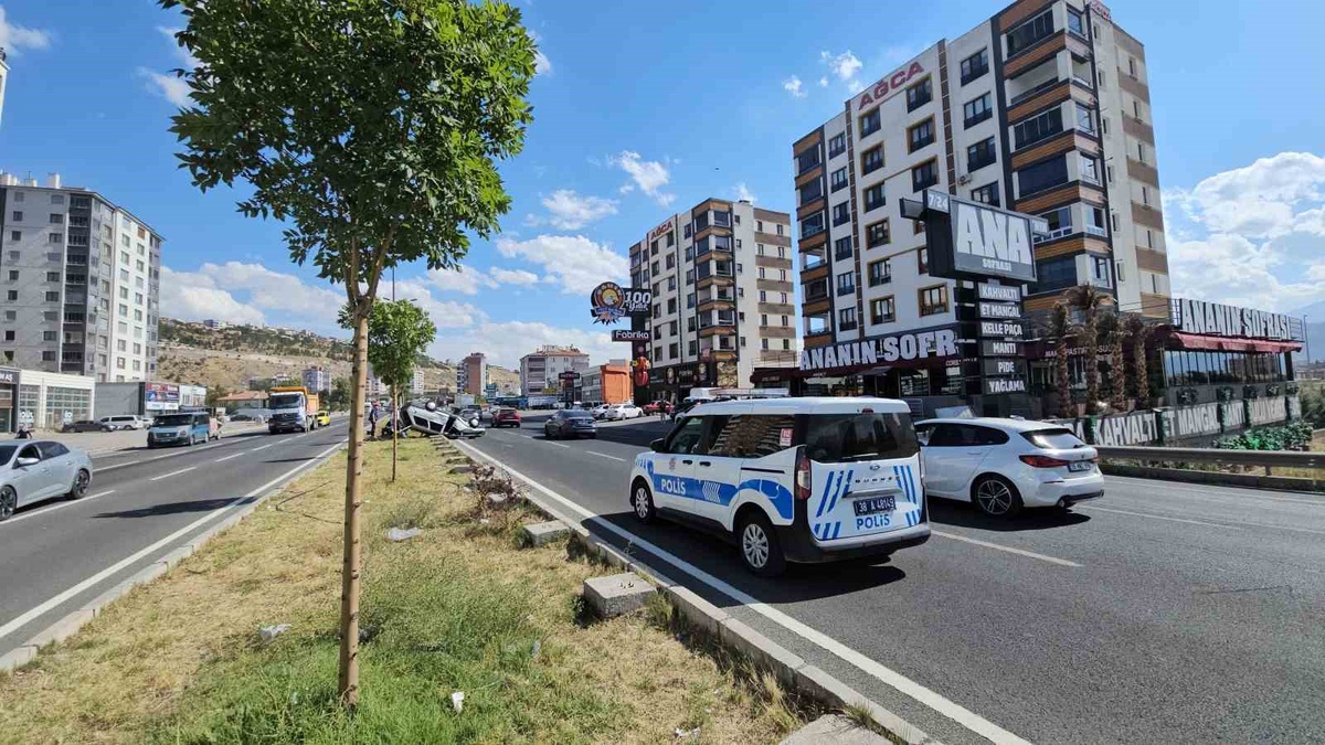 Kayseri\'de takla atan otomobilde sürücü yara almadan kurtuldu, araçta maddi hasar oluştu