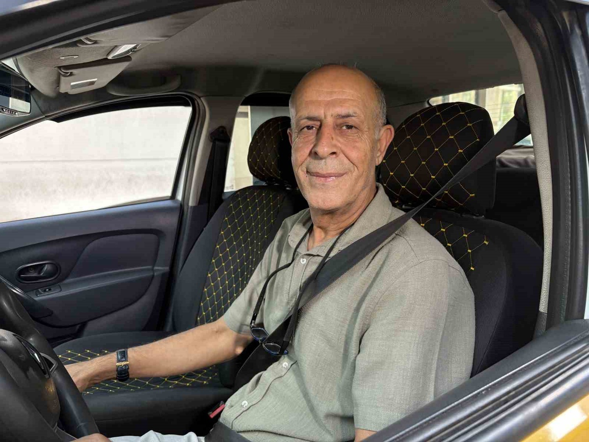 Taksici, kalp krizi şüphesiyle fenalaşan yolcusunu polis eşliğinde hastaneye yetiştirdi