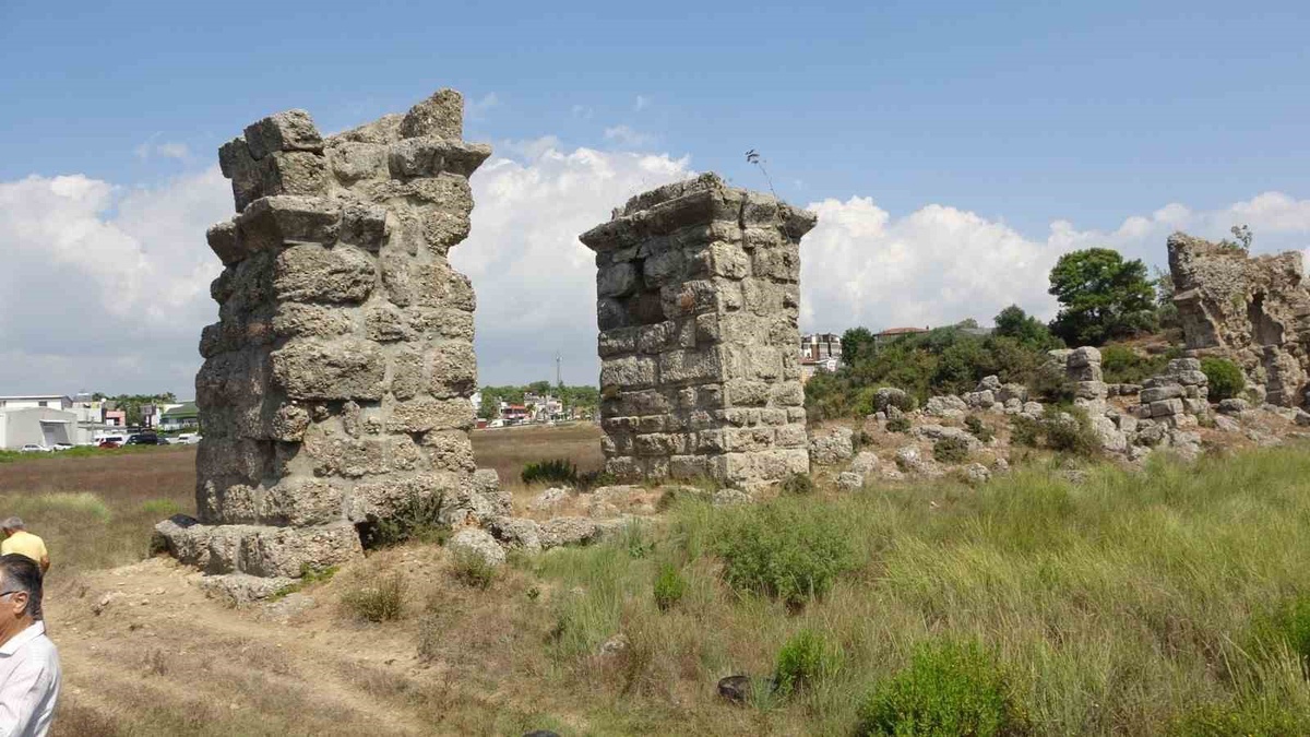 Manavgat\'taki 2. yüzyıl su kemerleri bakımsızlık yüzünden yıkılıyor