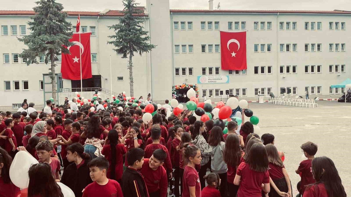 Tavşanlı\'da İlköğretim Haftası törenle başladı, öğrenciler gösteri sundu