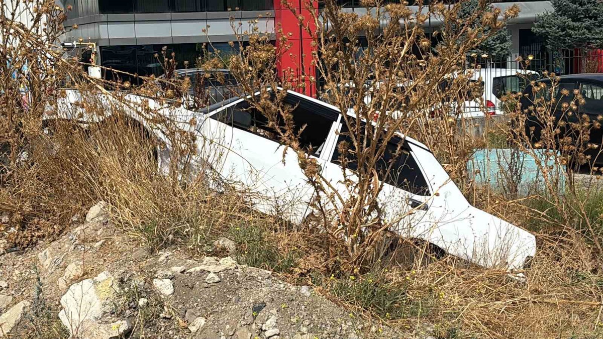 Tavşanlı-Kütahya karayolunda otomobil boş araziye uçtu, 1 yolcu yaralandı