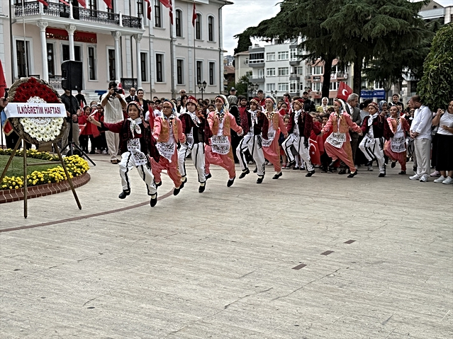 Tekirdağ'da İlköğretim Haftası için Valilik önünde çelenk sunma töreni yapıldı