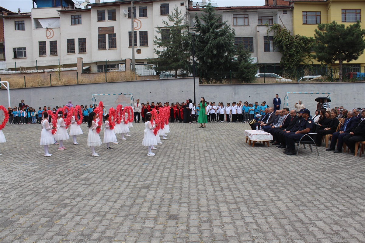 Tosya\'da İlköğretim Haftası çelenk sunumu ve gösterilerle başladı