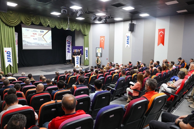 Tunceli'de afet risk azaltma planı çalıştayı, Vali Aygöl'ün katılımıyla yapıldı