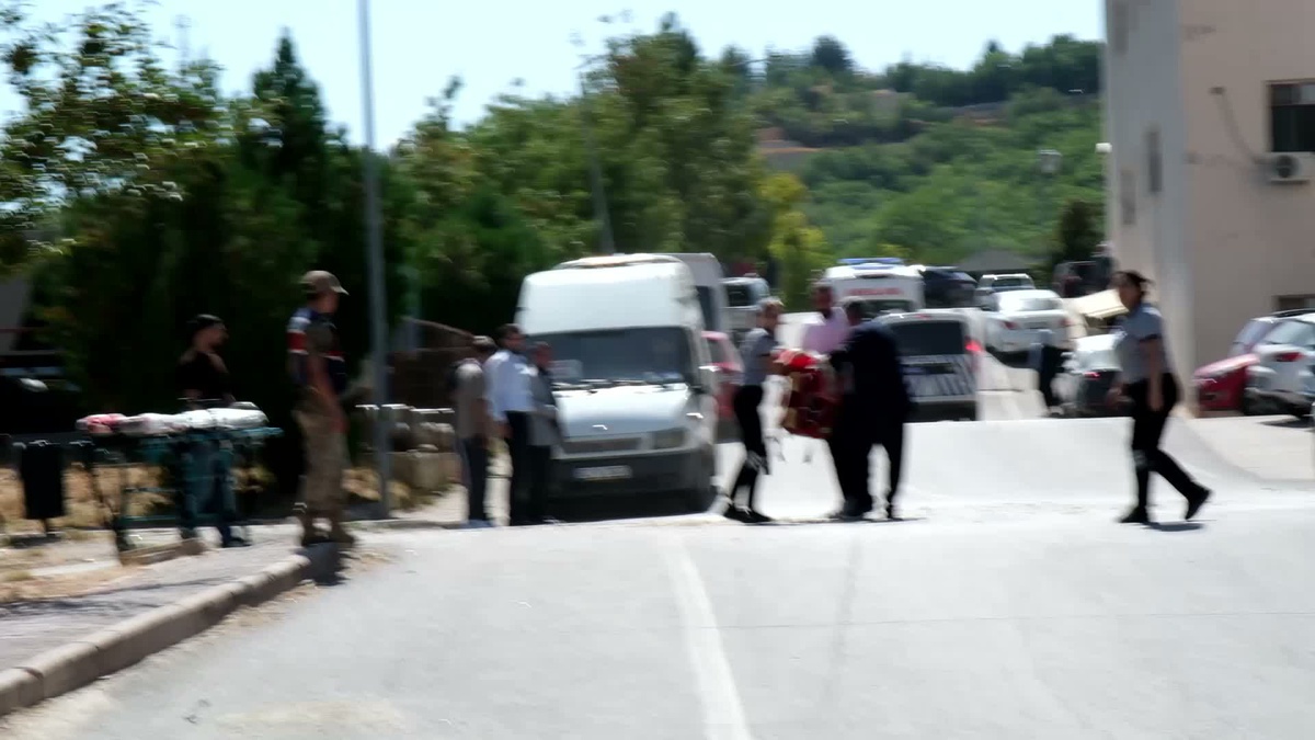 Tunceli Nazımiye\'de görevli polis memuru evinde silahla vurulmuş halde bulundu