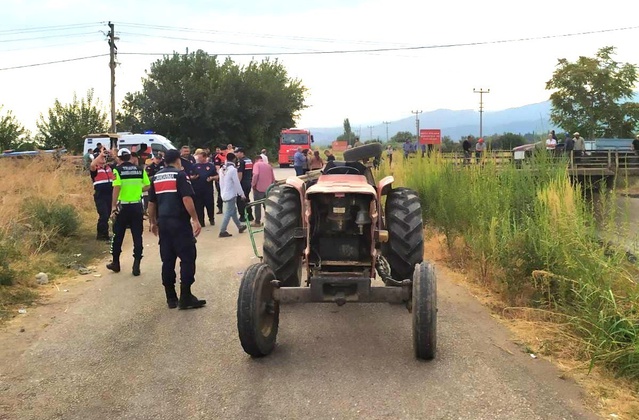 Manisa Turgutlu'da işçi taşıyan traktörün kasası devrildi, 4 kişi yaralandı