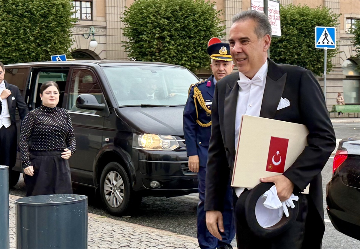 Stockholm Büyükelçisi Karakoç, İsveç Kralı\'na güven mektubunu sunarak göreve başladı
