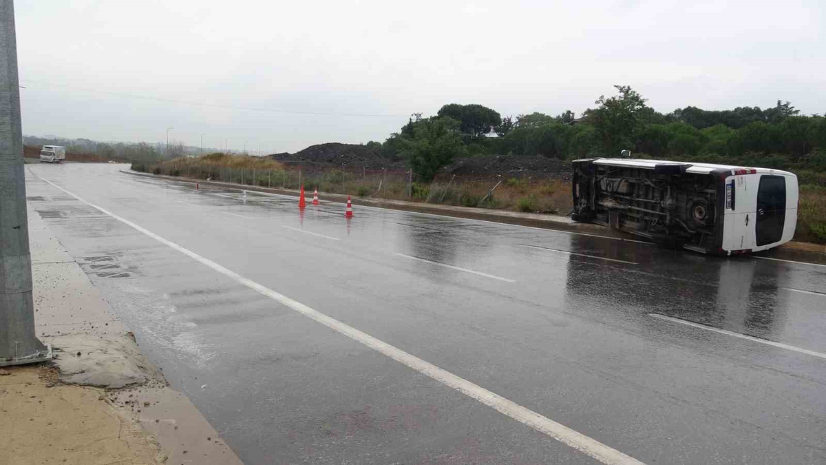 Tuzla\'da yağışta kayganlaşan yolda yan yatan servis minibüsünün sürücüsü yaralandı