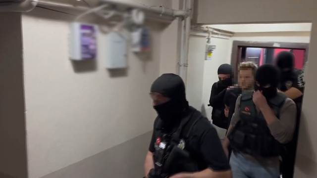 Ülkesi onu kırmızı bültenle arıyordu! Türk polisi kıskıvrak yakaladı