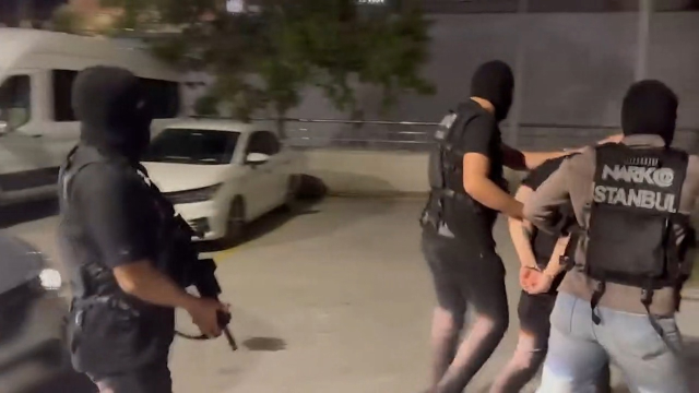 Ülkesi onu kırmızı bültenle arıyordu! Türk polisi kıskıvrak yakaladı