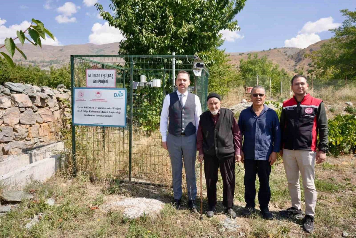 Üzümlü Kaymakamı Hökelekli, üzüm bahçesi ve erken uyarı sistemini yerinde inceledi