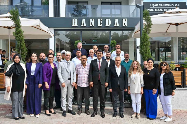 Uşak Valisi Kartal, mahalle muhtarlarıyla kahvaltıda buluştu