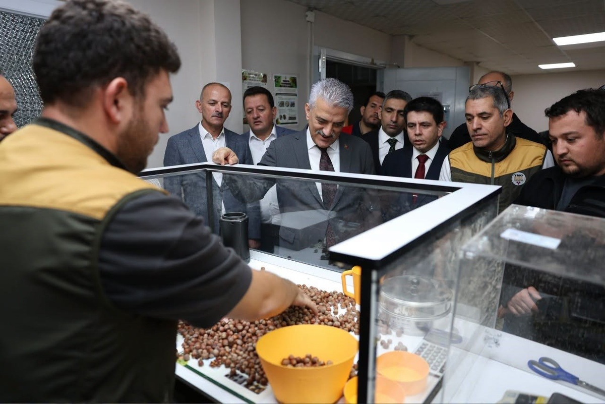 Vali Makas Çilimli\'deki TMO ürün alım merkezinde çiftçilerle buluştu