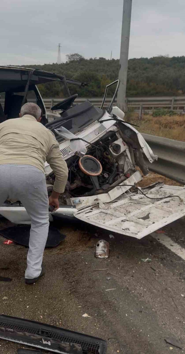 Bursa Gemlik'te yağışta kontrolden çıkan otomobil refüje çarptı, sürücü yaralandı