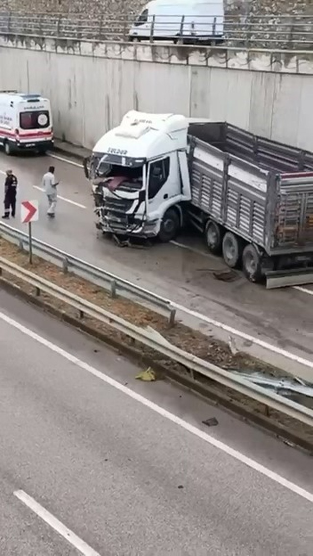 Bursa Nilüfer'de yağışta kontrolden çıkan tır makaslayıp duvara çarptı, sürücü yaralandı