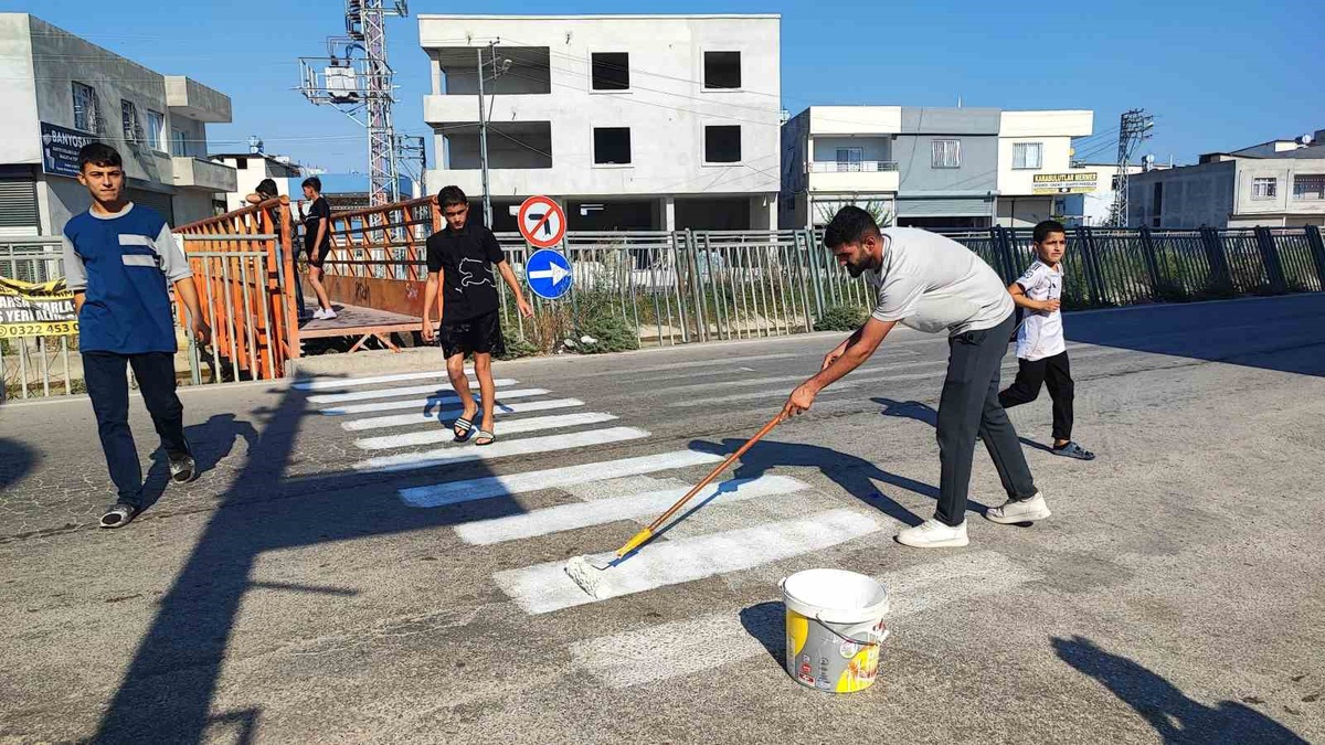 Adana\'da veli, 5 okulun bulunduğu caddede yaya geçidini kendisi çizdi