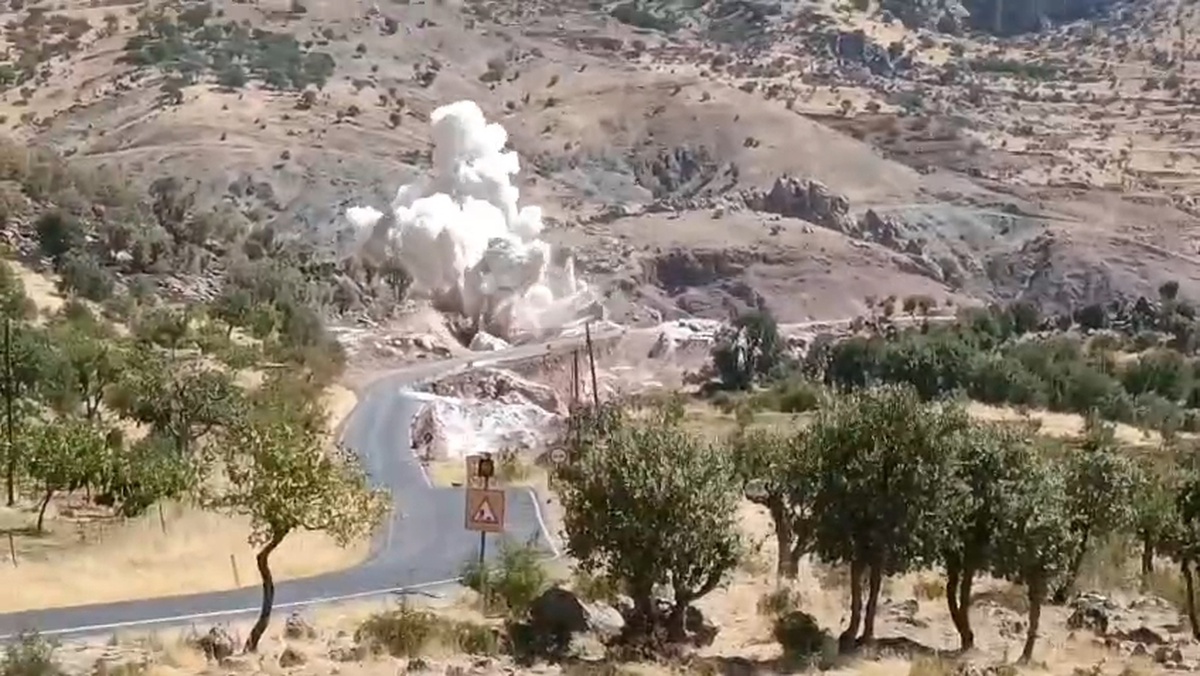 Siirt Pervari yolunda kontrollü patlatma kameraya yansıdı