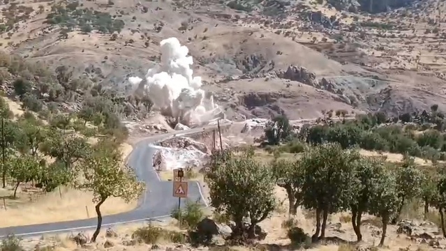 Siirt Pervari yolunda kontrollü patlatma kameraya yansıdı