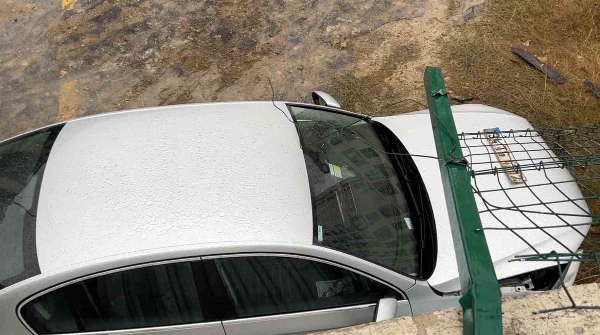 Zeytinburnu\'nda otoparkta otomobili park etmek isteyen sürücü 3 metreden aşağı düştü