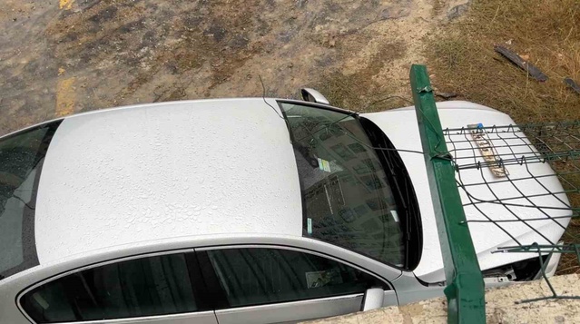 Zeytinburnu'nda otoparkta otomobili park etmek isteyen sürücü 3 metreden aşağı düştü