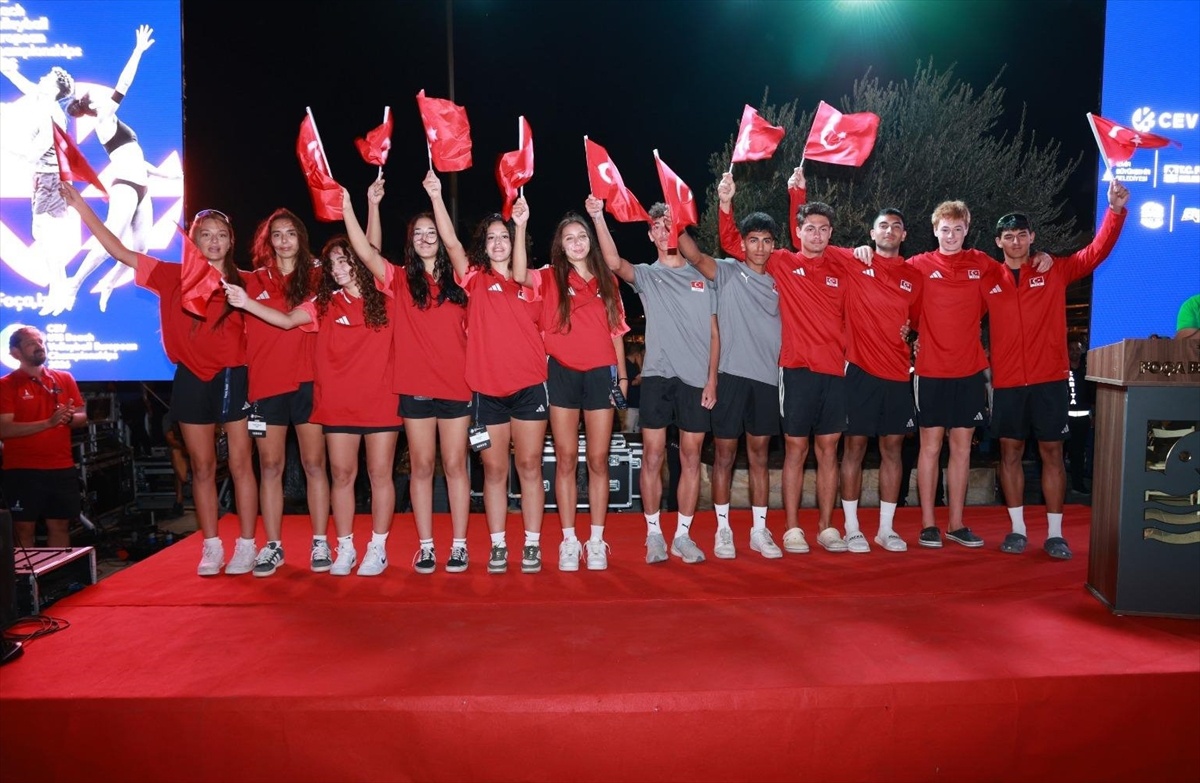 İzmir Fo&ccedil;a'da 35 &uuml;lkeden 70 takımlı plaj voleybolu şampiyonası başladı