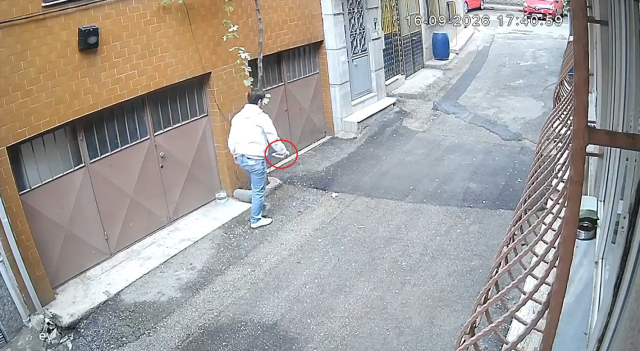 Kedilerin mamalarını çöpe attılar! Baba ile oğlunun vicdanları yaralayan hareketi kamerada