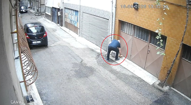 Kedilerin mamalarını çöpe attılar! Baba ile oğlunun vicdanları yaralayan hareketi kamerada