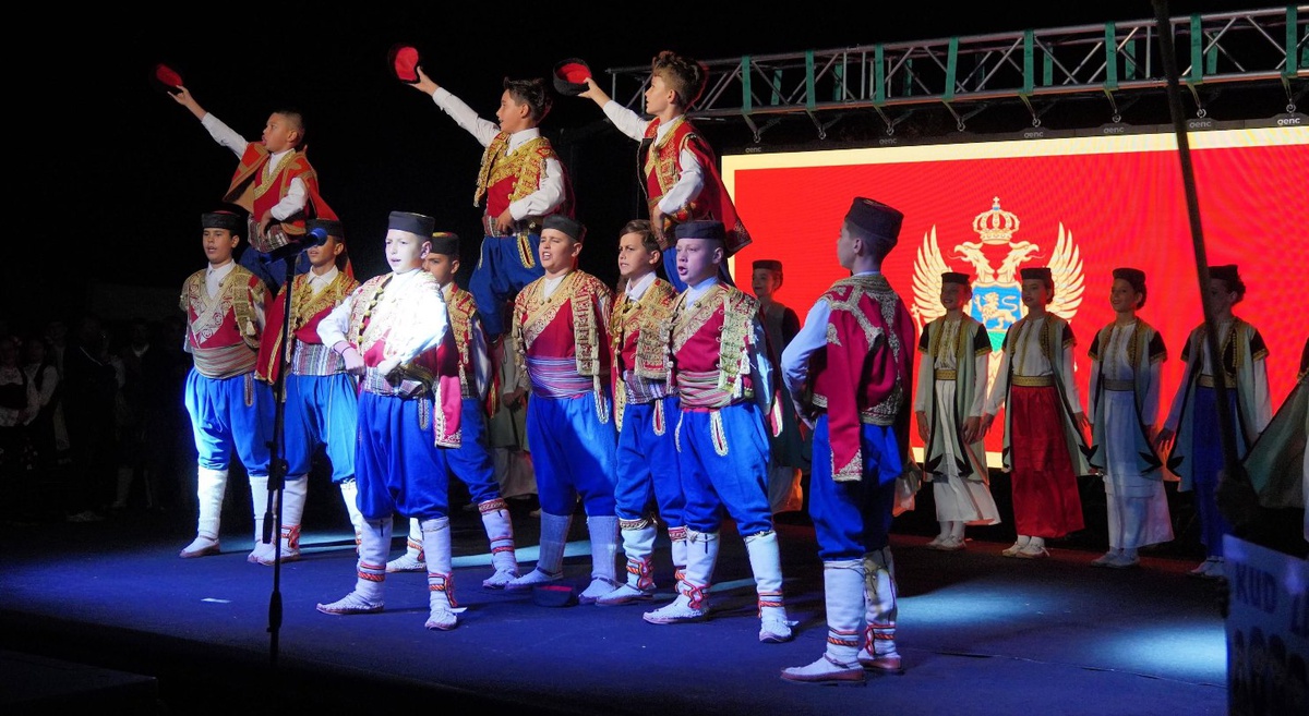 Ayvalık\'ta 24. Sarımsaklı Trophy Festivali\'nde 10 ekip ve 300 dansçı sahne aldı