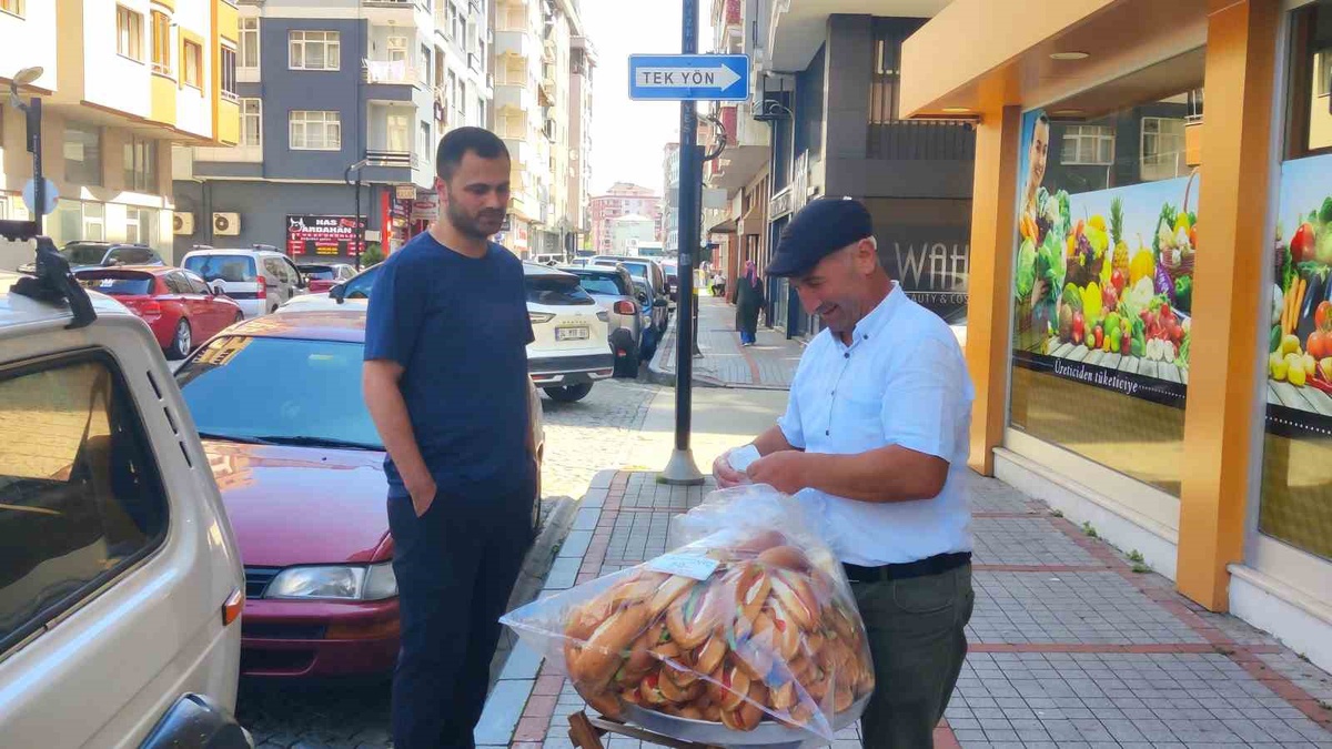 34 yıldır ekmeğini başının üstünde taşıdığı tepsi ile kazanıyor