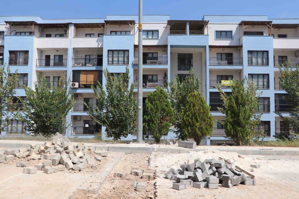 Adana Sarıçam\'da TOKİ konutlarının yolları tepki çekiyor