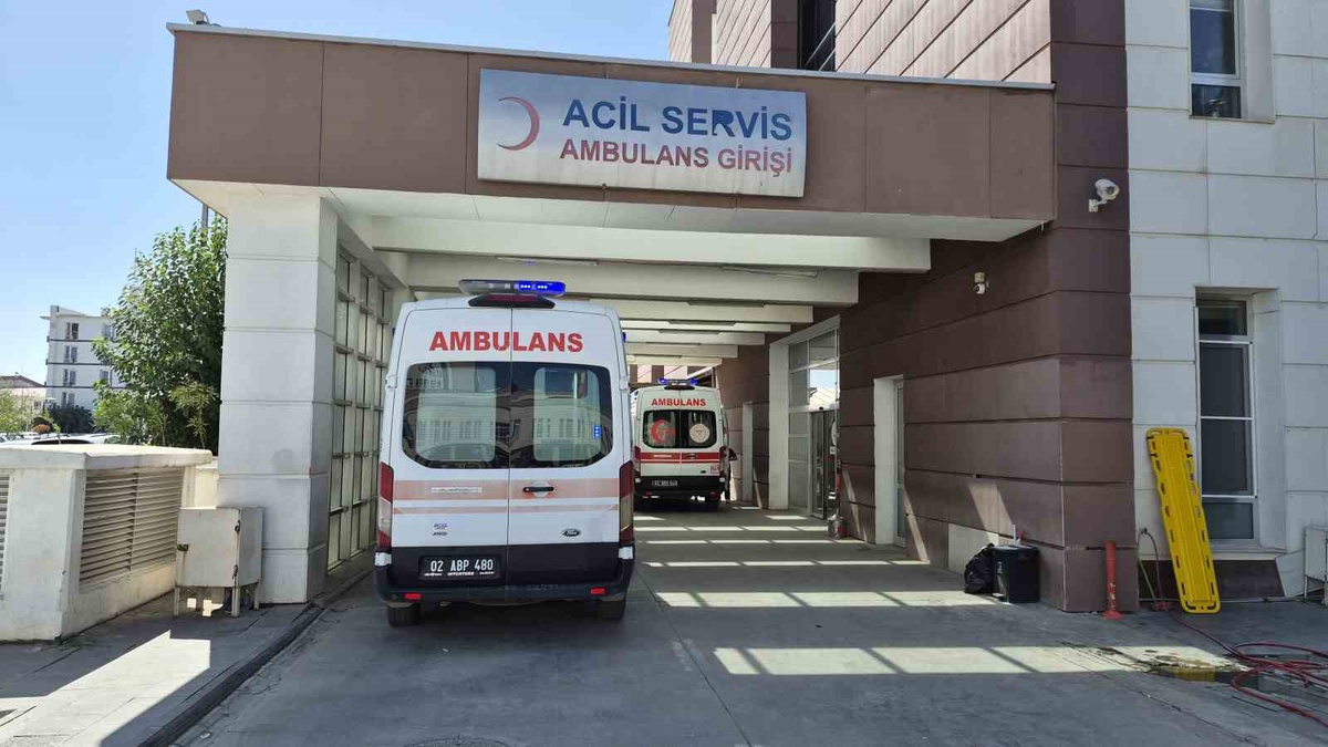 Adıyaman\'da otomobilin çarptığı 9 yaşındaki çocuk hastaneye kaldırıldı