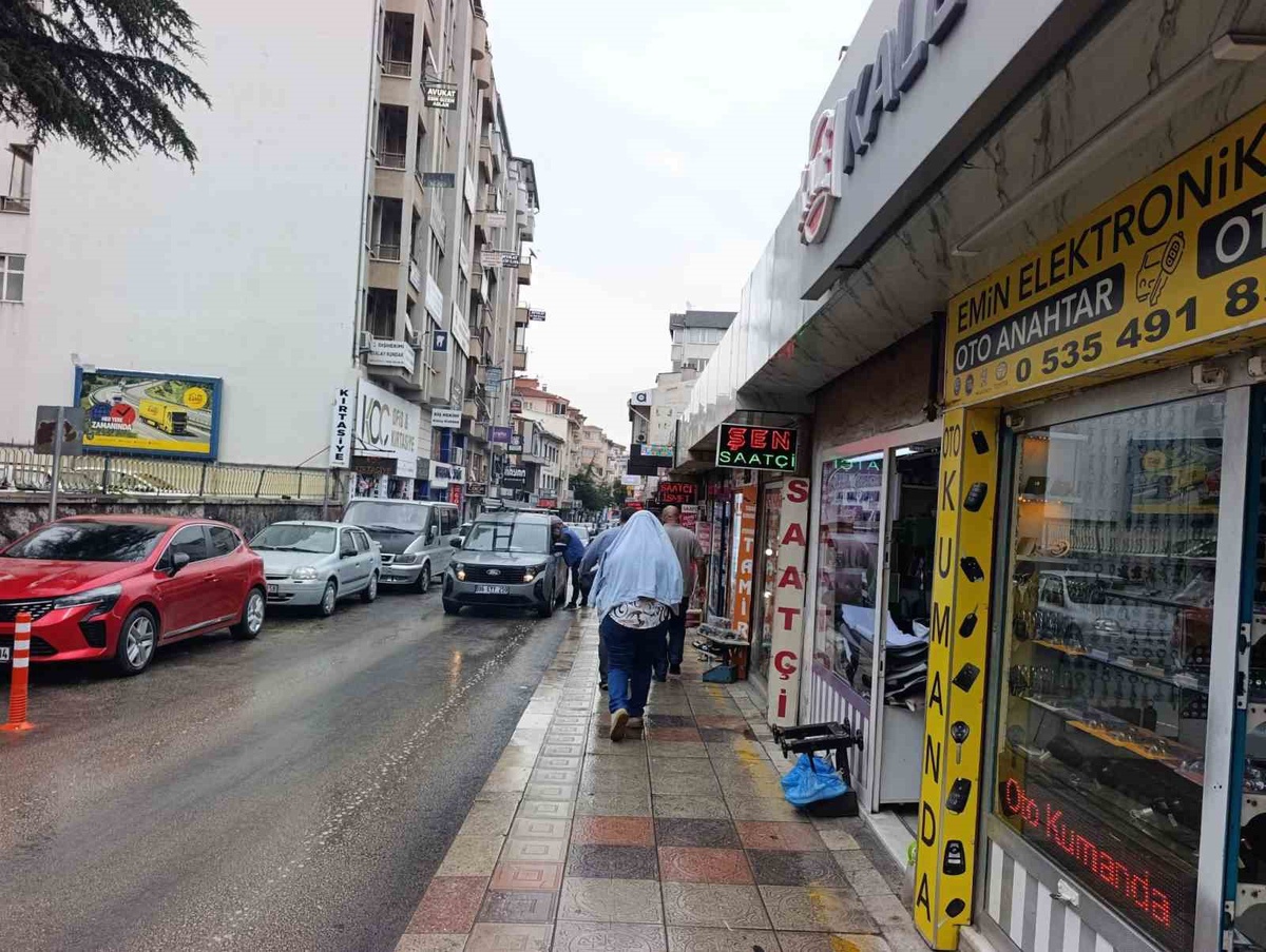 Afyonkarahisar\'da beklenen yağış sabah erken saatlerde başladı