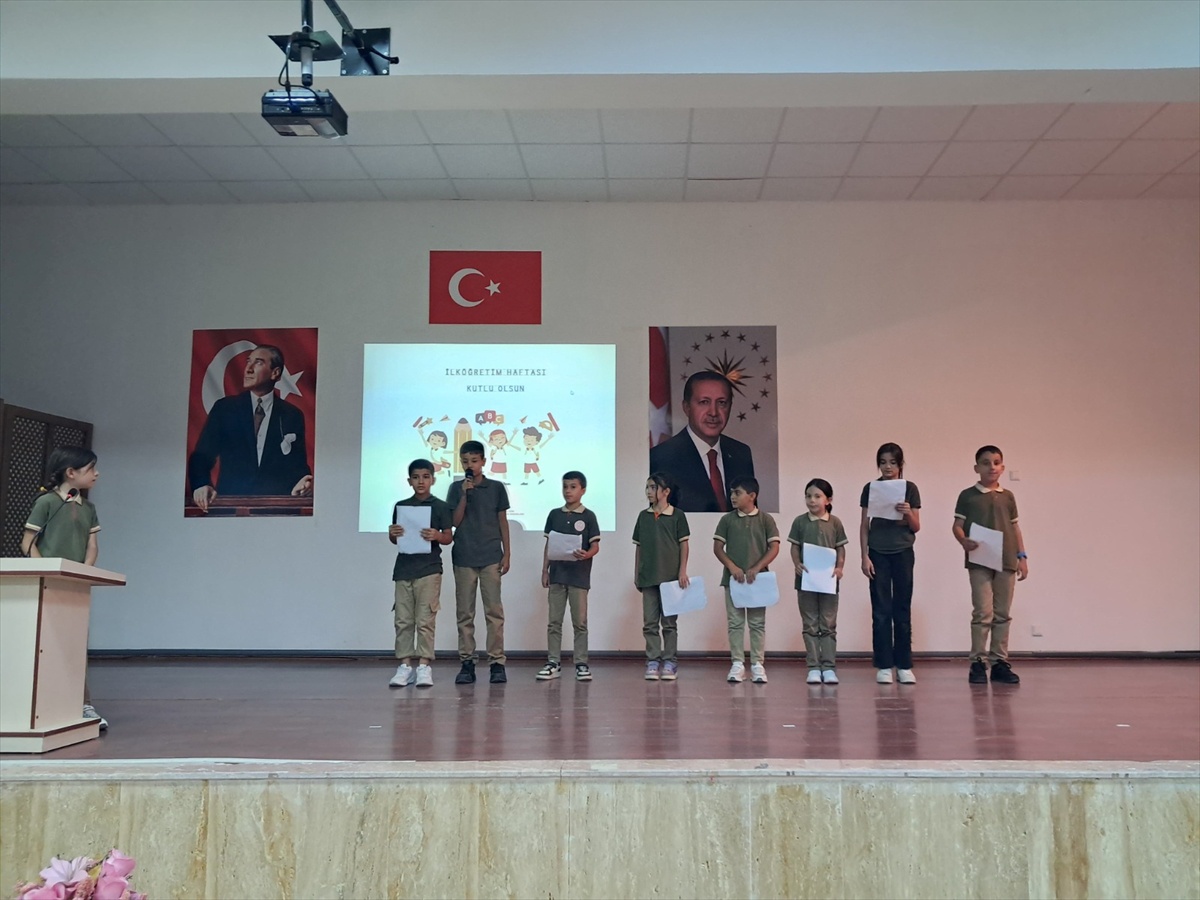 Ağın\'da İlköğretim Haftası törenle başladı, 4. sınıflar birincilere hediye verdi