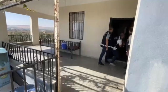 Ağlayan kadını fark eden Samsun polisi izi Şanlıurfa’daki bağ evine kadar sürdü: 2 milyon 329 bin liralık dolandırıcılık yapanlar yakalandı