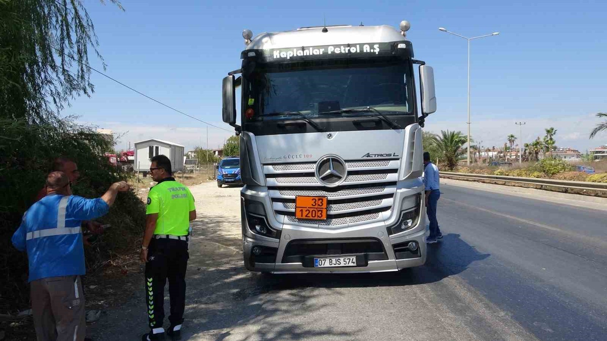 Manavgat\'ta akaryakıt tankeri otomobile çarptı, araçtaki kadın yaralandı
