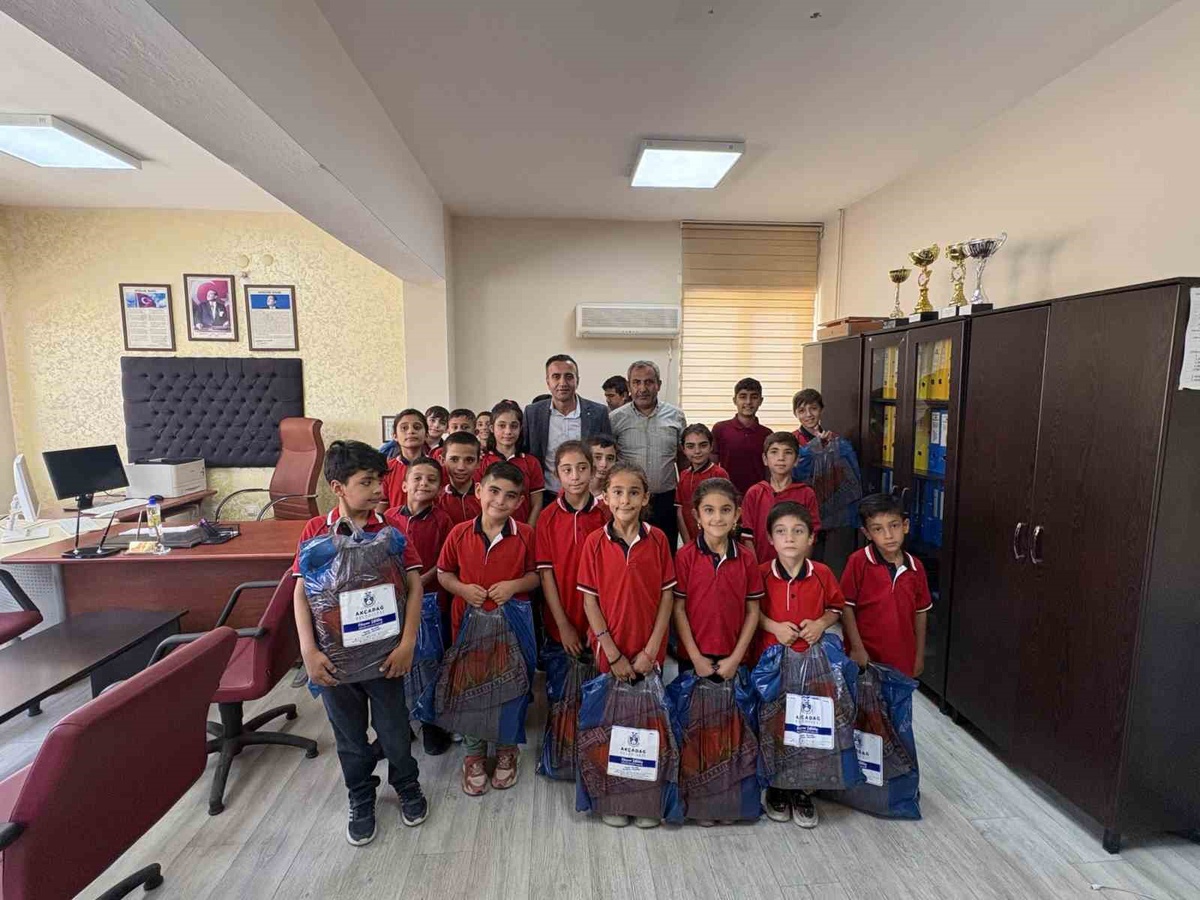 Akçadağ’da 300 öğrenciye çanta ve kırtasiye desteği