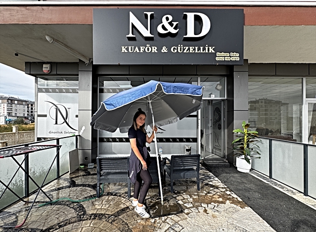 Aksaray'da kuaför çalışanını şiddetli rüzgarda şemsiye sürükledi, anlar kamerada
