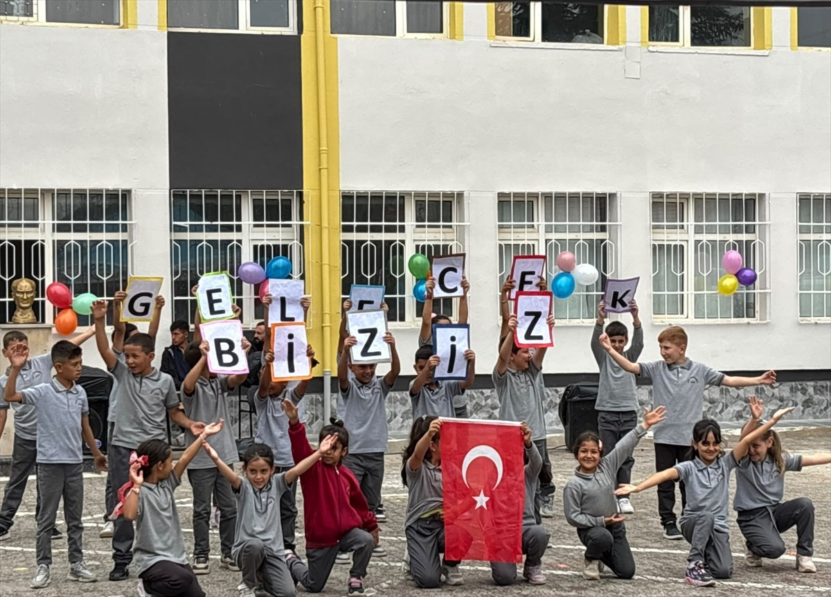 Alaca\'da İlköğretim Haftası töreni Fatih İlkokulu\'nda sürdü, Kaymakam da katıldı