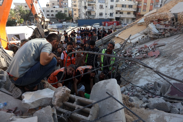 Gazze'nin batısında hasarlı bina çöktü, aralarında 11 çocuk ve 6 kadının olduğu 21 kişi öldü