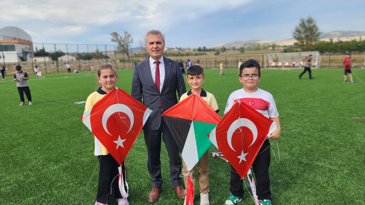 Suluova'da Gazze için 100 uçurtma gökyüzüne bırakıldı