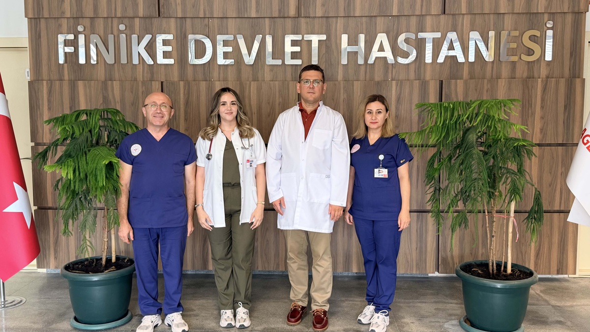 Finike Devlet Hastanesi'nde anne ve babasıyla aynı çatı altında çalışan doktor oldu