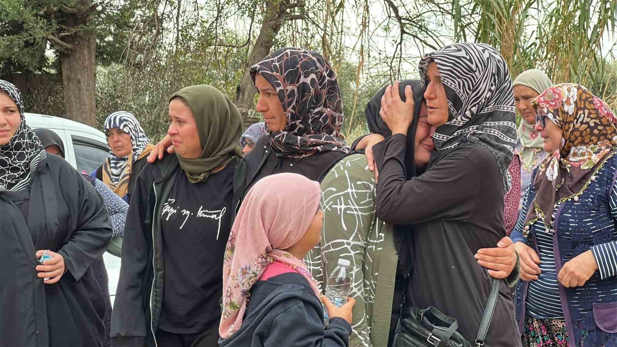 Antalya aile faciasında hayatını kaybedenler yan yana defnedildi, cenazede gözyaşları sel oldu