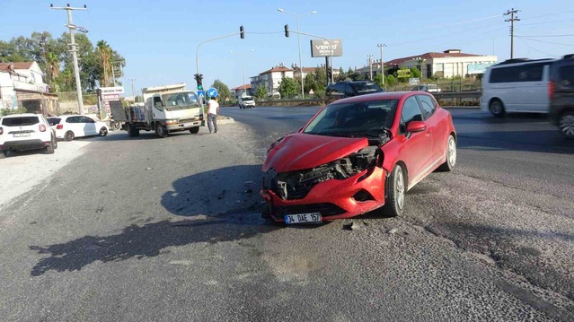Antalya Manavgat'ta kamyonetle çarpışan otomobil hurdaya döndü, kimse yaralanmadı