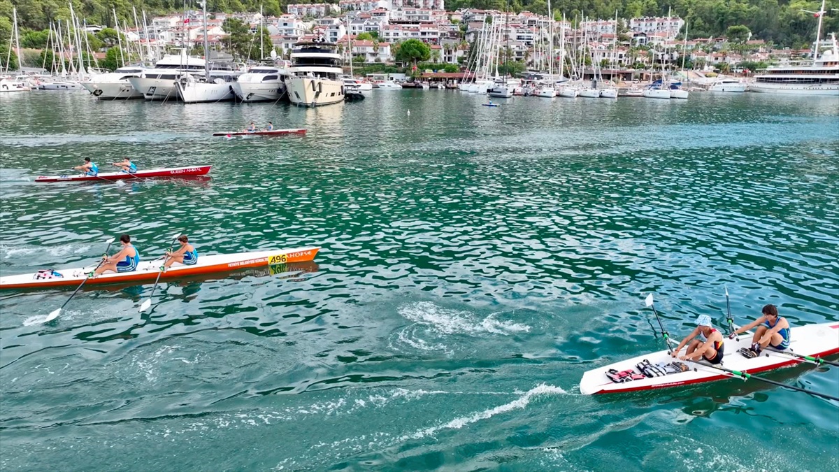 Fethiye Körfezi\'nde kürek yarışı düzenlendi, sporcular kıyasıya mücadele etti