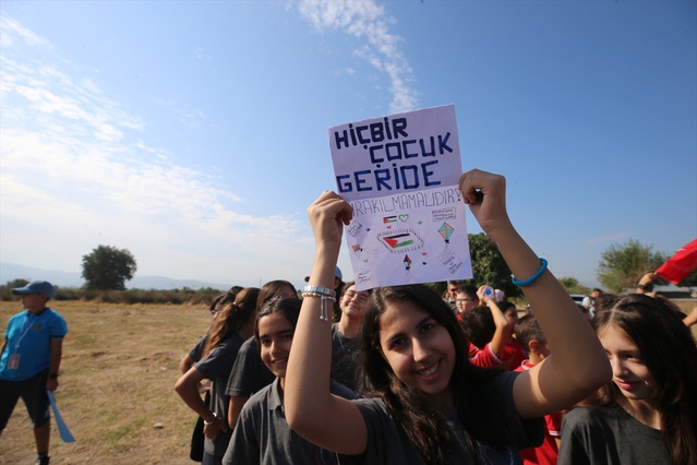 Aydın'da 500 öğrenci Gazze'deki çocuklar için uçurtma uçurdu