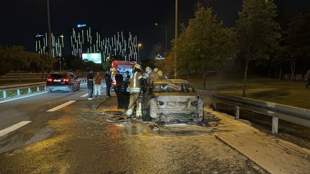 Bakırköy D-100 Karayolu\'nda seyir halindeki otomobil alev alev yandı