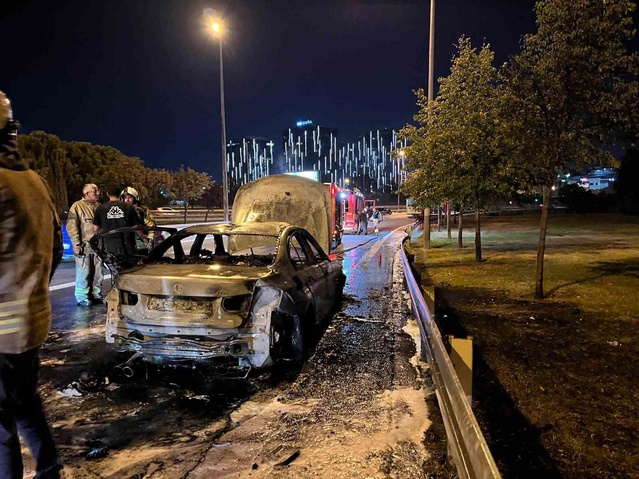 Bakırköy’de otomobil alev topuna döndü