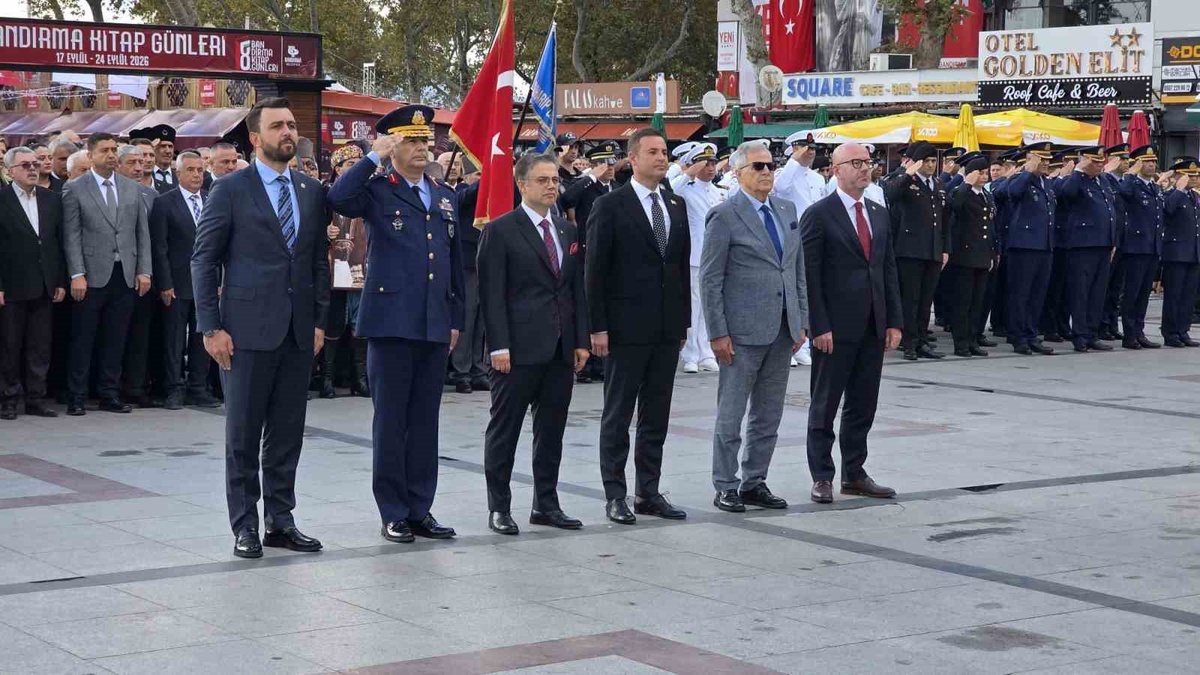 Bandırma\'nın kurtuluşunun 104. yılı Cumhuriyet Meydanı\'nda törenle kutlandı